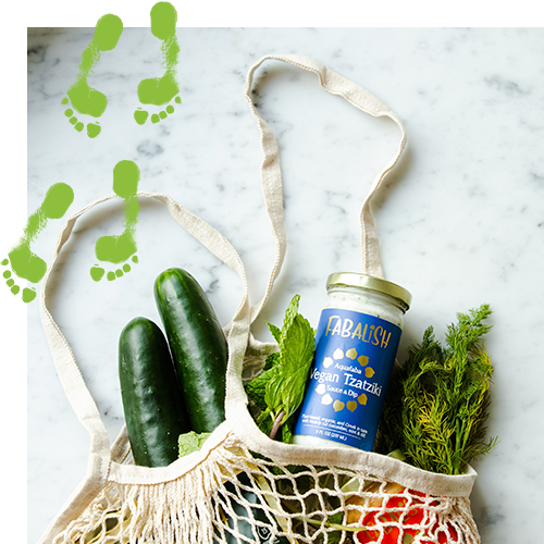 Ekologiczne zakupy spożywcze w siateczkowej torbie, które widać częściowo na białym marmurowym stole  Ekologiczne zakupy spożywcze w siateczkowej torbie, które widać częściowo na białym marmurowym stole